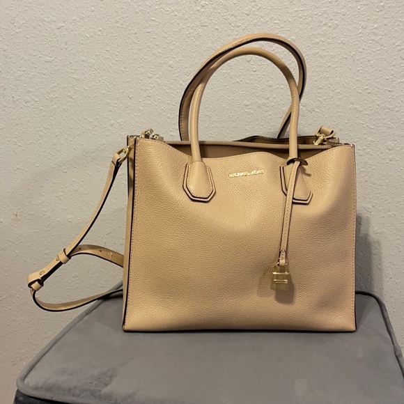 Micheal Kors Crossbody\Handbag - Picture 1 of 10